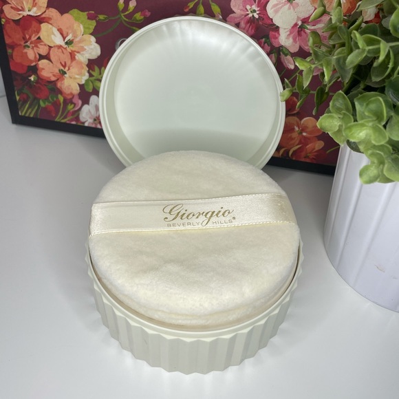 Giorgio Beverly Hills | Perfumed Dusting Powder - Picture 2 of 3